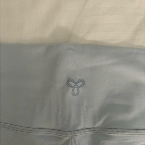 Aritzia TNA butter biker shorts 7inch - Picture 4 of 5